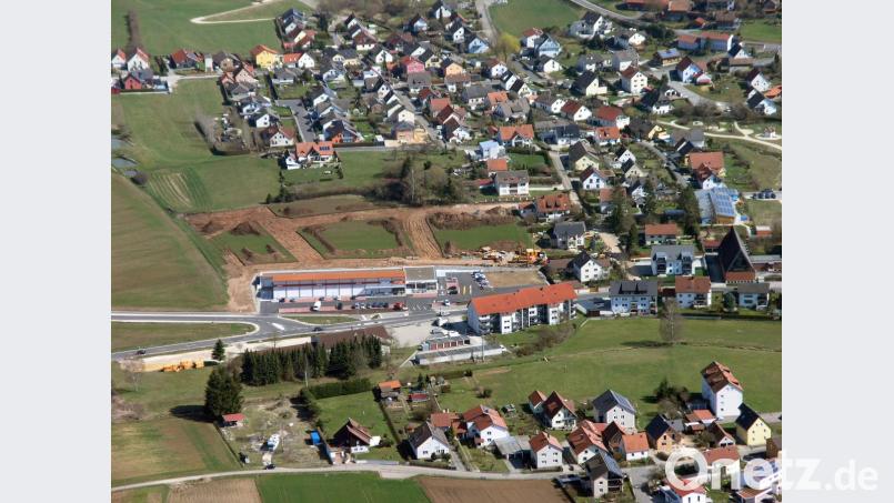 Hinter der Norma (länglicher Bau) wird mit der Erschließung von 15 neuen Parzellen begonnen, die im voraussichtlich im Oktober bebaut werden können. Darüber ist „An den Himmelsweihern 2“ in Planung. Bild: Bernd Georgi Bild: Bernd Georgi