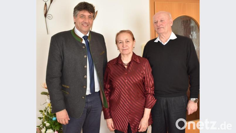 Bürgermeister Edgar Knobloch (links) gratuliert Lydia und Johannes Draht zur Goldenen Hochzeit. Bild: rgr
