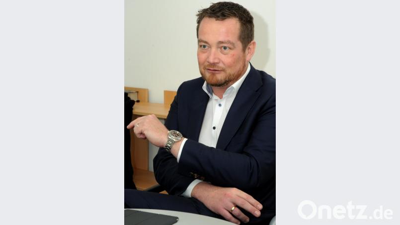 Uli Grötsch, SPD-Bundestagsabgeordneter und Generalsekretär des Landesverbands, freut sich über die Gründung eines neuen SPD-Ortsvereins. Bild: Stephan Huber