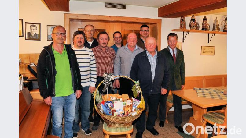 Der neue Vorstand der Jagdgenossenschaft Friedenfels mit Vorsitzendem Herbert Wiese (Vierter von rechts) und den Jagdpächtern Eberhard Freiherr von Gemmingen-Hornberg (rechts) und Jens Ullmann (Dritter von rechts) dankten Erwin Bächer (Zweiter von rechts) für sein Engagement als Hauptkassier und überreichten einen großen Geschenkkorb. Bild: bsc