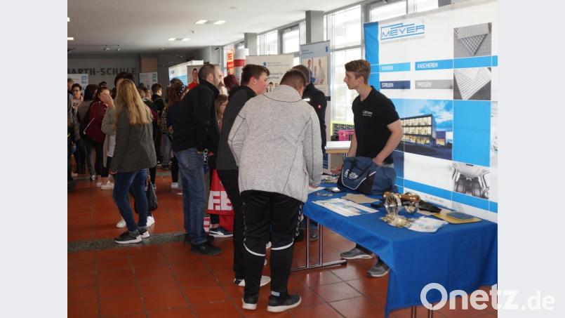 Zahlreiche regionale Firmen und Unternehmen waren bei der Ausbildungsmesse vertreten und boten Schülern und Eltern vielfältige Berufsmöglichkeiten an. Bild: weu