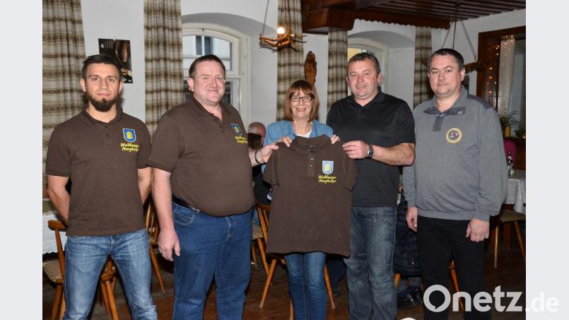 Vorsitzender Armin Bauer (Zweiter von rechts) überreichte an Bürgermeisterin Margit Kirzinger (MItte) ein Exemplar der neuen Vereins-T-Shirts. Richard Riedl (Zweiter von links) spendierte dem Verein ein Bienenvolk mit Standort inmitten des neuen &quot;Dufthangs&quot;. Bild: fjo