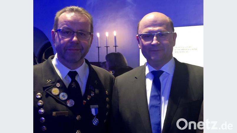 Armin Kraus (links) mit Finanz- und Heimatminister Albert Füracker. Bild: ksa