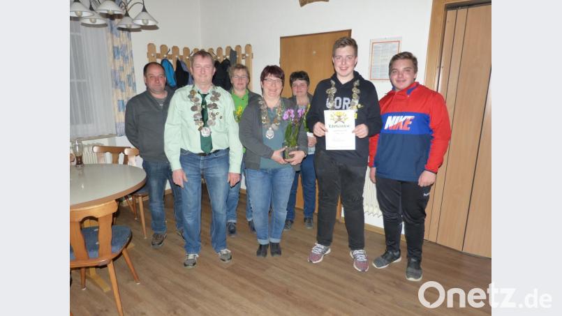 Das sind die Würdenträger 2019. Wie im richtigen Leben stehen (erste Reihe vorne von links) Manfred und Beate Becher in diesem Jahr nun auch als Schützenkönig und Schützenliesl der Grenzlandschützen Pullenired neben- und zueinander. Mit auf dem Bild ihre Ritter. Jugendkönig Luca Meier (Zweiter von rechts) ist der Generation vor ihm schon „über den Kopf gewachsen“. Bild: frd