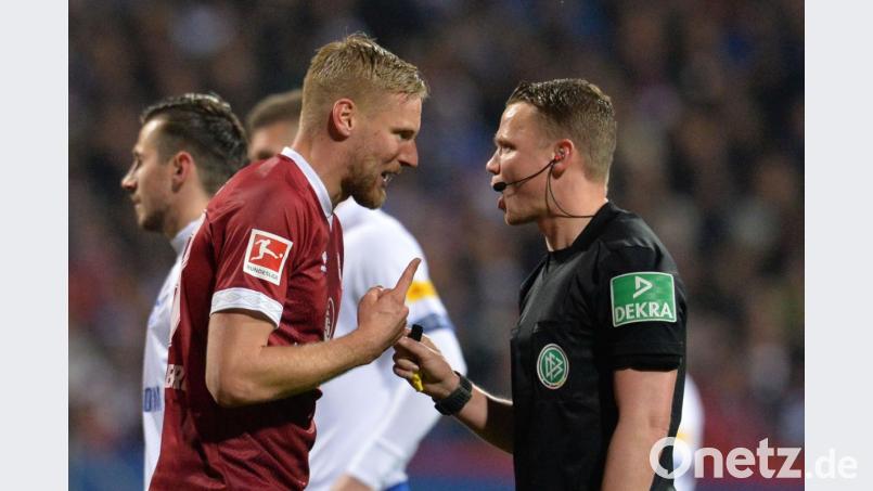Hanno Behrens (links) war gar nicht mehr zu beruhigen: Schiedsrichter Robert Kampka erkannte ihm ein reguläres Tor ab. Zum allem Überfluss verschoss der Club-Kapitän auch noch einen Elfmeter. Bild: agentur_dpa