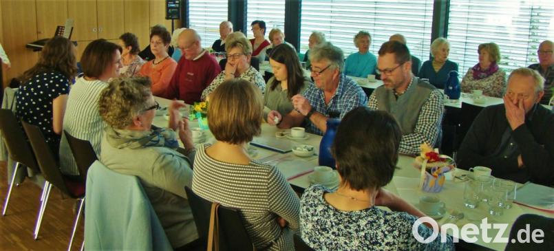 Viele Gläubige informieren sich beim Pfarrfamilien-Nachmittag über die aktuelle Situation ihrer katholischen Kirchengemeinde. Bild: jml