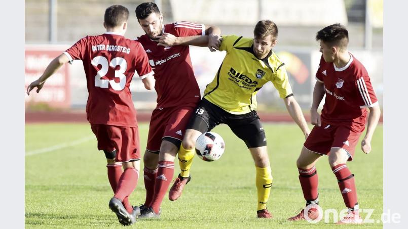 Gleich mit drei Gegenspielern bekam es Alexander Greger vom FC Amberg (gelbes Trikot) im Hinspiel gegen den SV Inter Bergsteig Amberg (von links Fabian Geitner, Granit Sejdiu und Andreas Filippov) in dieser Situation zu tun. Damals gelang dem FC ein später Doppelschlag (80./83.) zur 2:1-Führung, ehe Jiri Scheinherr mit seinem Treffer in der dritten Minute der Nachspielzeit der Bergsteig-Elf doch noch einen Punkt rettete. Bild: Hubert Ziegler