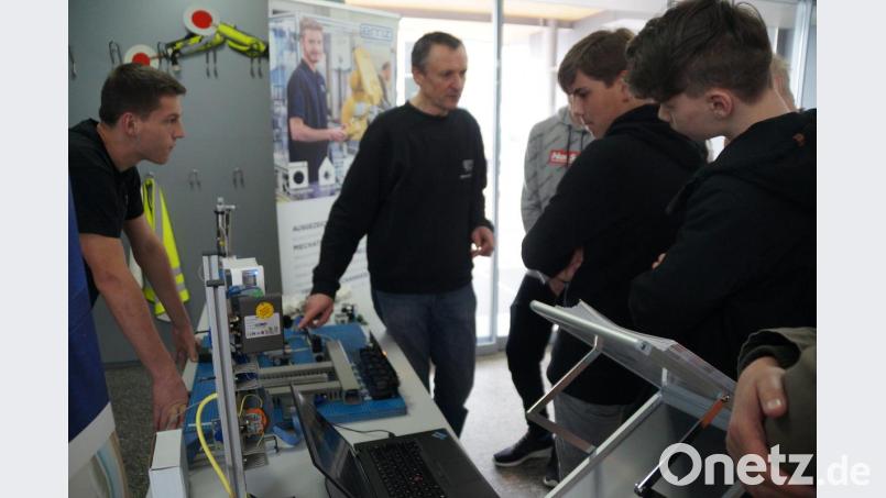 Technische Aufbauten trafen auf großes Interesse der Schüler. Bild: weu