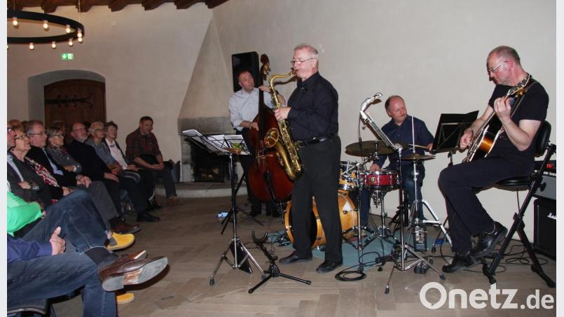 Albert Dotzler (Kontrabass), Juri Smirnov (Saxofon), Thomas Stock (Schlagzeug) und Wolfgang Dotzler (Gitarre) spielen seit 25 Jahren zusammen und nennen sich „Desafinado“. Bild: wro