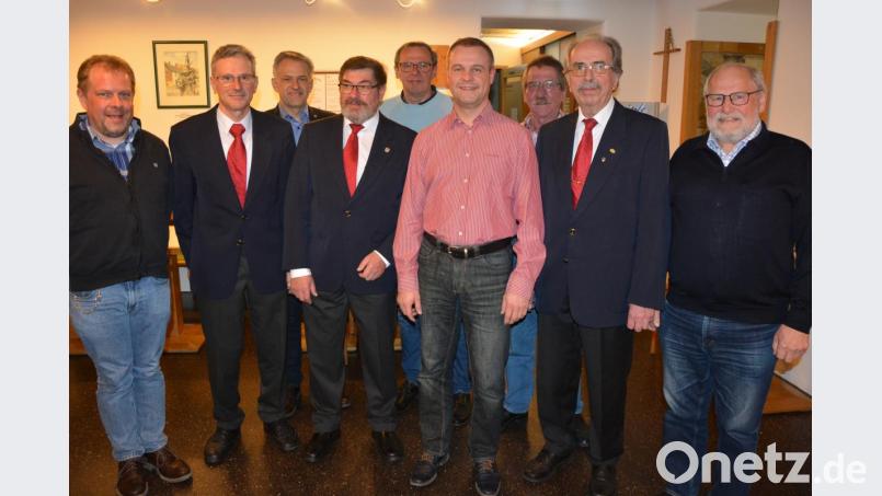Neu gewählt hat der Männergesangverein Mitterteich sein Vorstandsteam. Im Bild (von links) Chorleiter Michael Waldenmayer, Theo Meierhöfer, Bürgermeister Roland Grillmeier, Lothar Wührl, Richard Schmeißer, Vorsitzender Markus Schuller, Siegfried Brand, Siegfried Rasp und Dr. Hans Schaumberger. Bild: jr