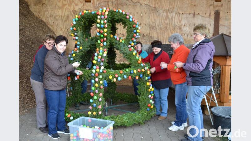 Der Osterbrunnen mit 900 ausgeblasenen und bemalten Eiern ziert wieder den Marktplatz. Bild: gi