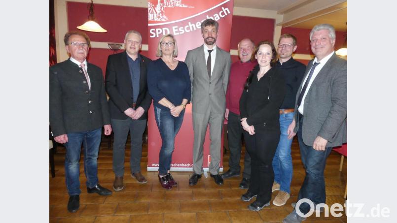 Bürgermeistertreffen zur Kandidatenkür von Thomas Ott (Mitte): Es gratulierten (von links) Werner Walberer (Pressath), Jürgen Kürzinger (Kirchenthumbach) und (von rechts) Günter Stich (Floß) sowie Kreisrat Dominik Brütting (Kirchenthumbach). Karolina Forster, Bürgermeister Peter Lehr und Karin Blendinger-Betzl wurden zu Delegierten für verschiedene Parteigremien gewählt. Bild: rn