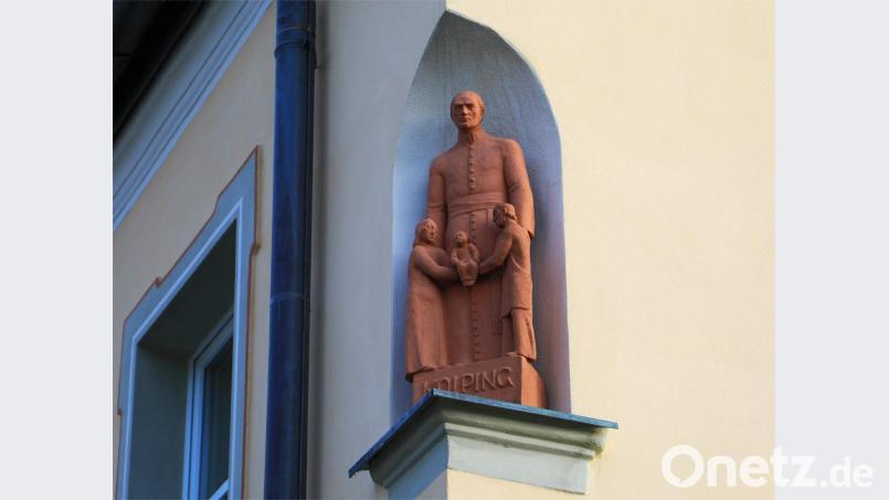 Lange wird die Figur des seligen Adolph Kolping nicht mehr zur gegenüberliegenden Alten Propstei blicken können. Bild: njn