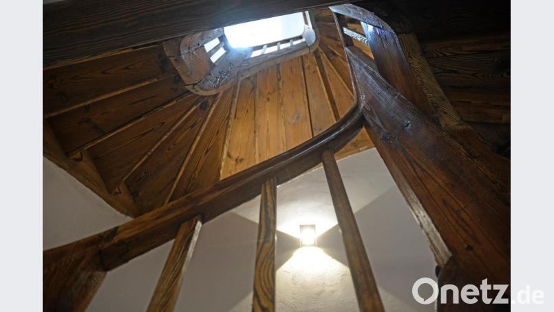 Nach dem Wasserschaden musste das Haus komplett entkernt werden. Die Eichenholztreppe blieb erhalten. Bild: Gabi Schönberger
