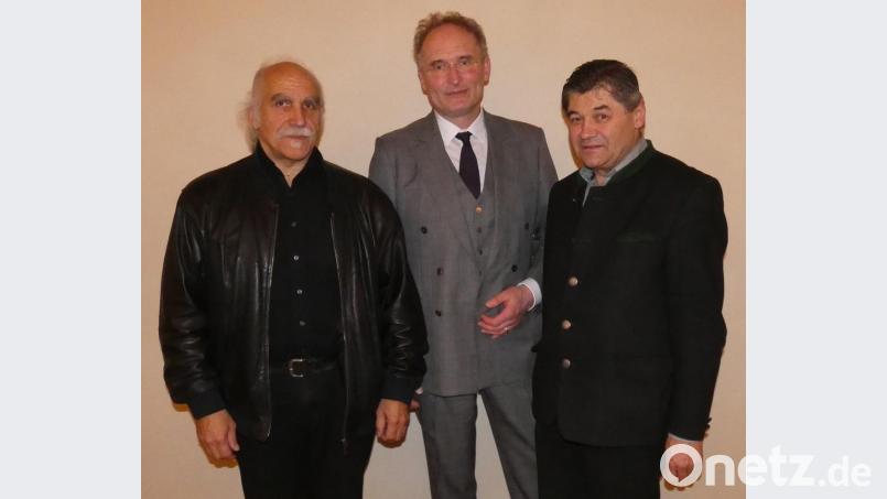 Jeff Beer (links), Präsident des Rotary-Clubs Stiftland, gewann den Berliner Arzt Jan Matussek (Mitte) für eine Info-Veranstaltung in der Burg Falkenberg. Foundation-Beauftragter Hubert Rustler (rechts) organisierte den Vortrag. Bild: faa