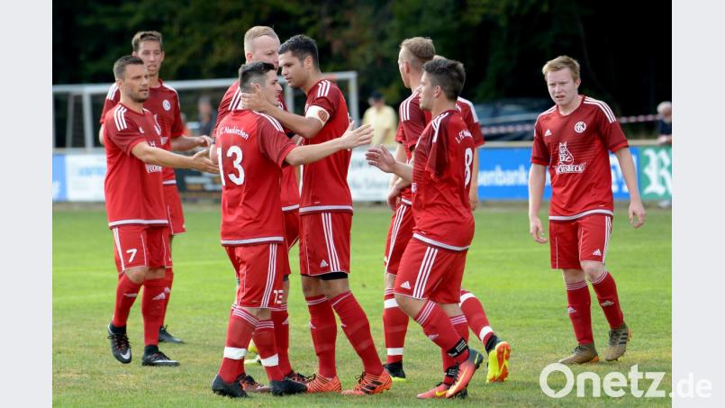 Die Spieler des 1. FC Neukirchen bejubeln eines ihrer bisher 68 Tore in dieser Saison. Sechs Runden vor Schluss belegt das Team in der Kreisklasse Süd mit vier Punkten Rückstand auf Tabellenführer SG Ursulapoppenricht den zweiten Platz. Bild: ref