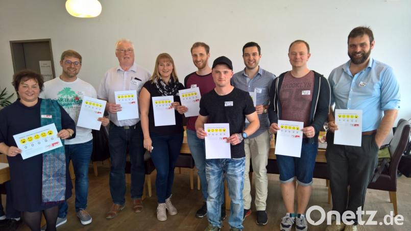 Ein voller Erfolg war der Handy-Workshop, angeboten von „Leben Plus“. Die jungen Freiwilligen (Bild) erklärten mit viel Engagement den älteren Teilnehmern den Umgang mit dem Mobiltelefon. Bild: exb