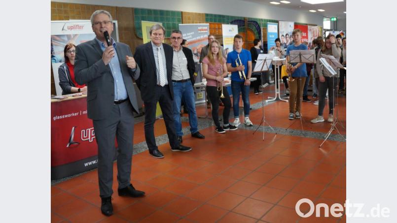 Nach der Eröffnung der siebten Ausbildungsmesse durch die Bläsergruppe begrüßte Rektor Werner Winderl (zweiter von links) besonders Projektleiter Bernhard Helmstreit (dritter von links) und den Leiter der Arbeitsagentur Schwandorf, Markus Nitsch (links), der ein Wort an die Schüler richtete. Bild: weu