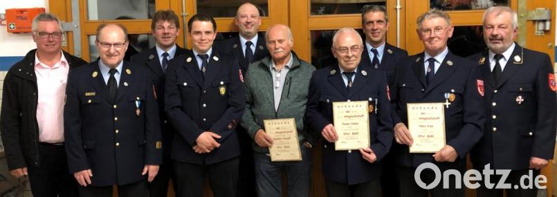 Bei der Jahreshauptversammlung der Feuerwehr Bühl werden langjährige Mitglieder und Aktive geehrt (von links): Dritter Bürgermeister Benno Schießlbauer, Kreisbrandinspektor Hubert Blödt, Zweiter Vorsitzender Peter Beer; Philipp Strobl, Stephan Hartmann, Martin Wendl, Peter Hahn, Georg Grosser, Hans Kaa und Kreisbrandinspektor Fredi Weiß. Bild: exb
