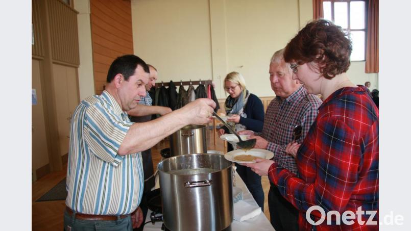 Horst Straub (vorne links) und Willi Staufer (rechts daneben) halfen beim Austeilen des Fastenessens. Bild: wro
