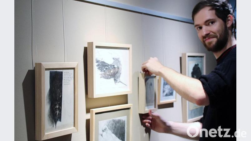 Johannes Steubl, letztes Handanlegen vor dem Beginn der Vernissage Bild: Thomas Dobler