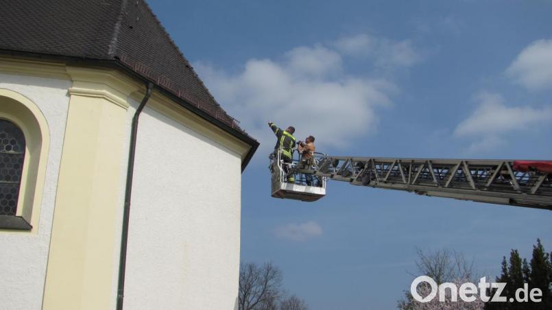 Mit Brandmeister Michael Wirth (links) begutachtete Harald Puckschamel (rechts) Vorsitzender des Fördervereins das Dach der Moritzkirche. Bild: sei