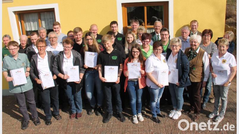 Zahlreiche Starter gingen bei der Gaumeisterschaft des „Grenzlandgaues“ Oberviechtach an den Start. Unser Bild zeigt die Gewinner mit Luftgewehr und Luftpistole nach der Siegerehrung. Bild: dl