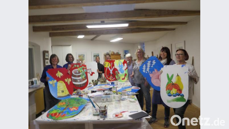 Große Mühe gab sich die Künstlergruppe MALWAS beim Anfertigen der Zunftbilder für den Kemnather Maibaum. Bild: jzk