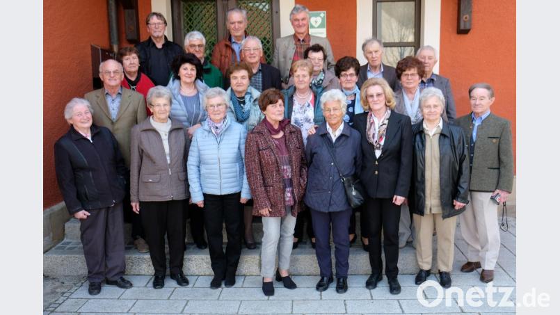 Herzlich und informativ zugleich war die Wiedersehensfeier der Oberbibracher Geburtsjahrgänge 1940 bis 1945. Zu einem Gruppenfoto traf man sich vor dem Alten Schulhaus. Bild: do