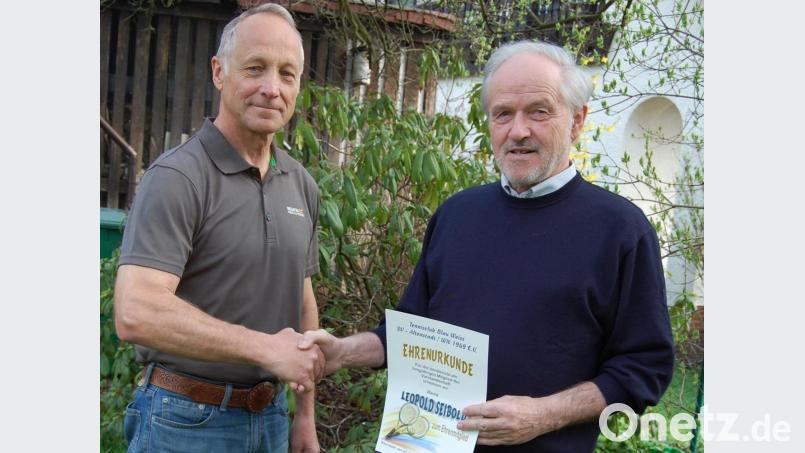 Reinhold Kindl, Abteilungsleiter des Tennisclubs (links), ernennt Leopold Seibold (rechts) zum Ehrenmitglied. Bild: sm