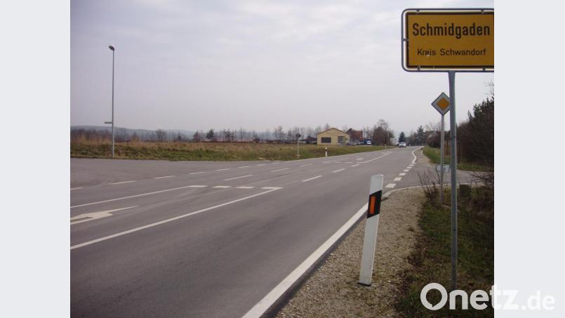 Um den Verkehr an der Staatsstraße 2040 von dem Bereich bei Vierbruckmühle in Richtung Trisching/Etsdorf bis zur Einfahrt auf die Autobahn A6 ging es in einem Redebeitrag. Als erste Sofortmaßnahme sollte es eine dauerhafte Geschwindigkeitskontrolle geben, hieß es. Desweiteren sollten zwei Kreisverkehre gebaut werden. Bild: ral