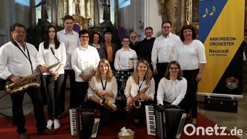 Quardian Stanislaus freut sich über eine Spende von 1180 Euro (stehend, Dritter von rechts) für die Renovierung der Wallfahrtskirche St. Felix. Gleich nach dem Konzert übergibt das Akkordeonorchester mit Leiter Jürgen Eckert (links), Orchestersprecherin Ramona Hannes (rechts, stehend) und Vorsitzendem Reinhold Schwarzmeier (stehend, Vierter von rechts) den Geldbetrag. Bild: kwl
