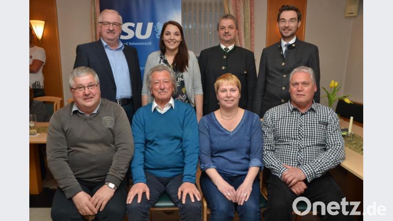 Barbara Wutzlhofer, die Ehefrau des Bürgermeisters (vorne, Zweite von rechts), Bernhard Grosser (vorne, rechts) und Josef Weig (vorne, links) sind seit 30 Jahren bei der CSU. Anna Wutzlhofer (hinten, Mitte) zog als Jüngste der Geschichte der Stadt bei der letzten Kommunalwahl in den Stadtrat ein. Landtagsabgeordneter Stephan Oetzinger (hinten, rechts) und CSU-Vorsitzender Andreas Wutzlhofer (hinten, Zweiter von rechts) gratulierten den Geehrten. Bild: dob