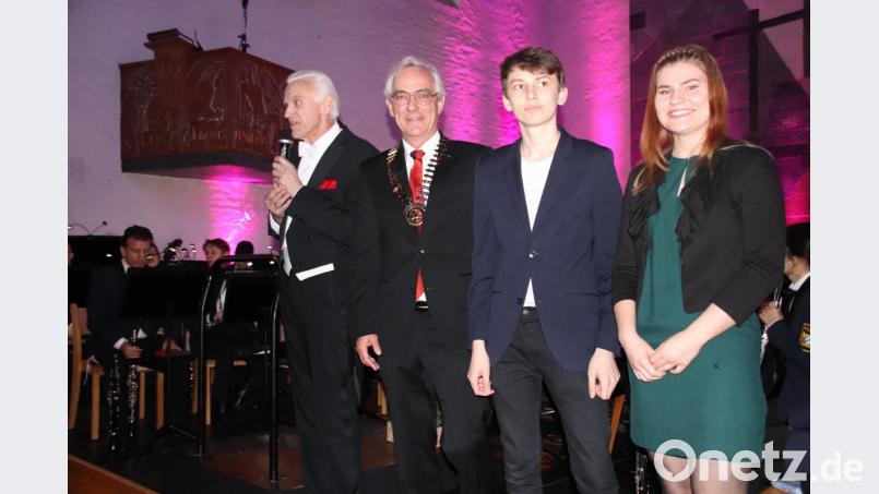 Zwei Jugendliche aus dem Ernst-Naegelsbach-Haus und Reinald Agethen, der Präsident des Rotary Clubs Auerbach, übergaben dem Dirigenten Prof. Johann Mösenbichler (von links) nach dem Konzert ein Präsent Bild: cog