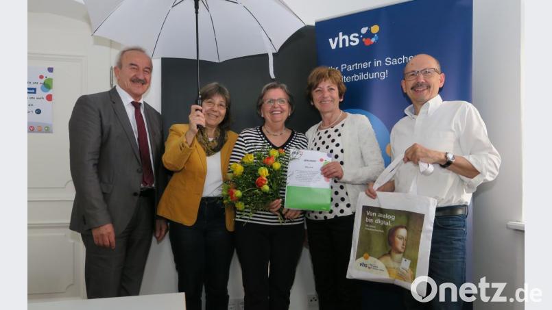 Maria Gut (Mitte) ist die "Teilnehmerin des Jahres 2018" der Volkshochschule Schwandorf. Für ihren Eifer bekam sie reichlich Geschenke. Bild: Hirsch