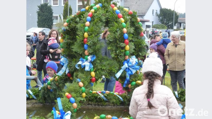 Der Osterbrunnen ist fertig. Die Helfer haben ihn mit 800 bunten Eiern und Girlanden geschmückt. Bild: bk
