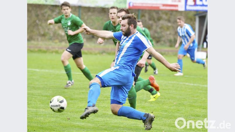 Der SV Freudenberg (im Bild vorne Gerhard Schießlbauer) hat fünf der letzten sieben Spiele gewonnen, zu Platz zwei in der Kreisliga Süd sind nur noch fünf Punkte Rückstand. Am 21. Spieltag steht das Derby beim TuS/Hirschau auf dem Programm. Bild: Hubert Ziegler