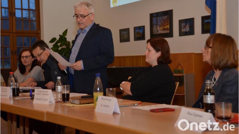 KjR-Vorsitzender Rupert Seitz gab den Teilnehmern der Frühjahrsvollversammlung einen Überblick über das Angebot. Belinda Schöner von der Geschäftsstelle, Geschäftsführer Martin Neumann, stellvertretende Vorsitzende und Vertreterin der Evangelischen Jugend, Christina Ponader, und stellvertretende Landrätin Margit Kirzinger (von links) hören zu. Bild: dob