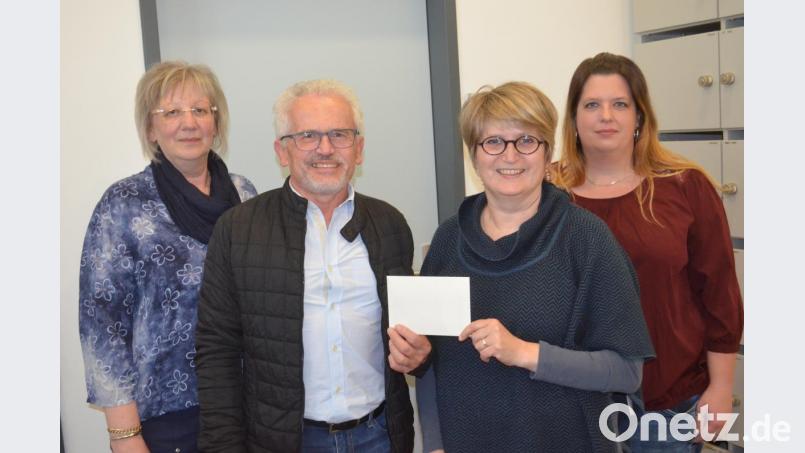 Andrea Leicht (von links), Alfred Wulfänger und Sonja Lehner übergeben 400 Euro Spende an Elke Lauterbach (von rechts). Bild: fz