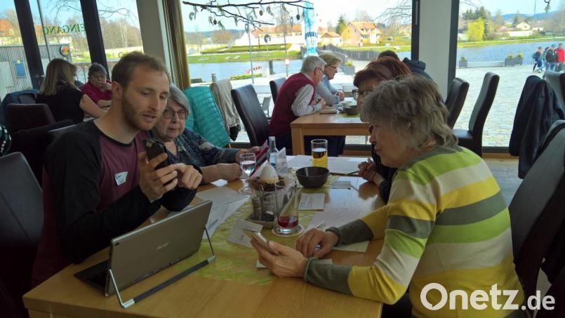 Junge Freiwillige erläuterten den Teilnehmern des Handy-Workshops die Funktionen von Mobiltelefonen und Tablets. Bild: exb