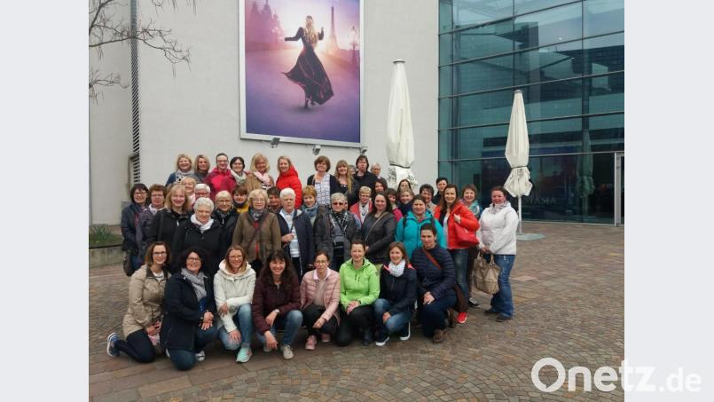 Die Reisegruppe vor dem SI-Center in Stuttgart Bild: hme