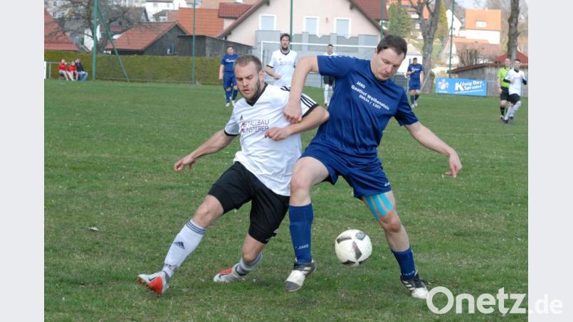 Souverän behauptete sich der ATSV Tirschenreuth (weiße Trikots) in der Vorwoche bei der SG Fuchsmühl. Bild: gb