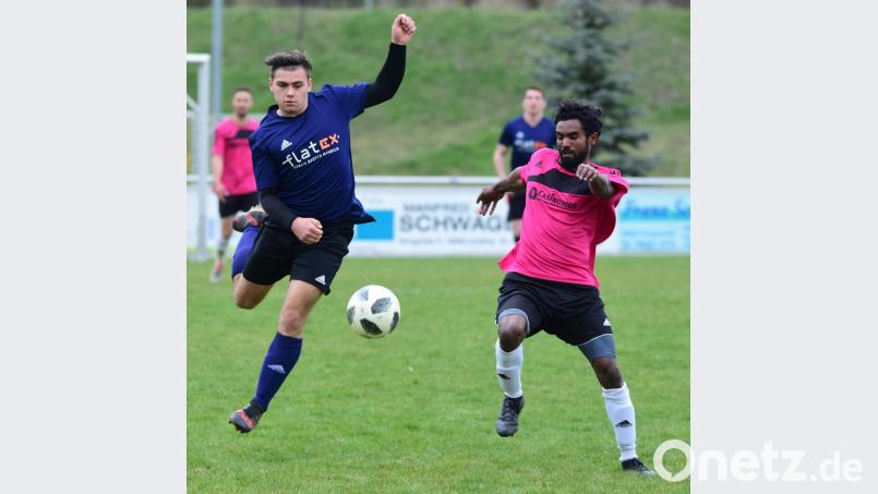 Kulmbachs Nino Müller (links) und Samuel Gebru Fantaye vom FC Tirschenreuth lieferten sich in der Vorwoche intensive Duelle. Bild: Schrems