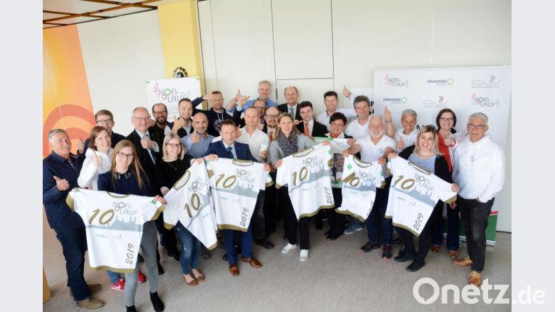 Zum 10. Nofi-Lauf gibt&#039;s für jeden Teilnehmer ein schickes Jubiläumsshirt. Das Organisationsteam um Norbert Thannhäuser (links) und Ilona Stadler (Zweite von rechts) steht in den Startlöchern. Bild: Gabi Schönberger