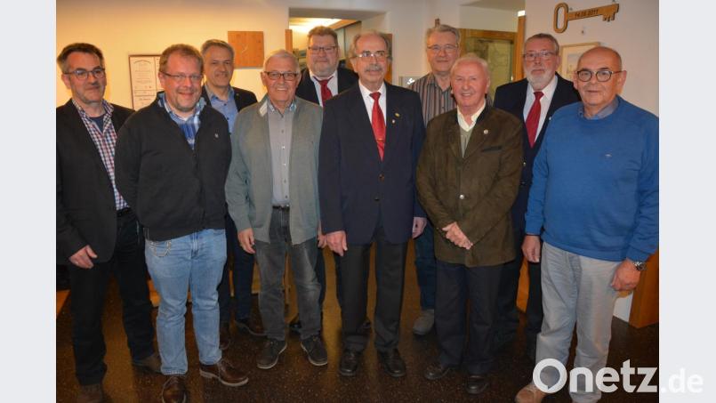 Jahrzehntelange Mitglieder zeichnete der Männergesangverein Mitterteich aus. Im Bild (von links) Stefan Werner, Chorleiter Michael Waldenmayer, Bürgermeister Roland Grillmeier, Engelbert Ott, Lothar Brandl, Siegfried Rasp, Berthold Scharnagl, Franz Zeitler, Ludwig Kraus und Werner Baumgärtner. Bild: jr