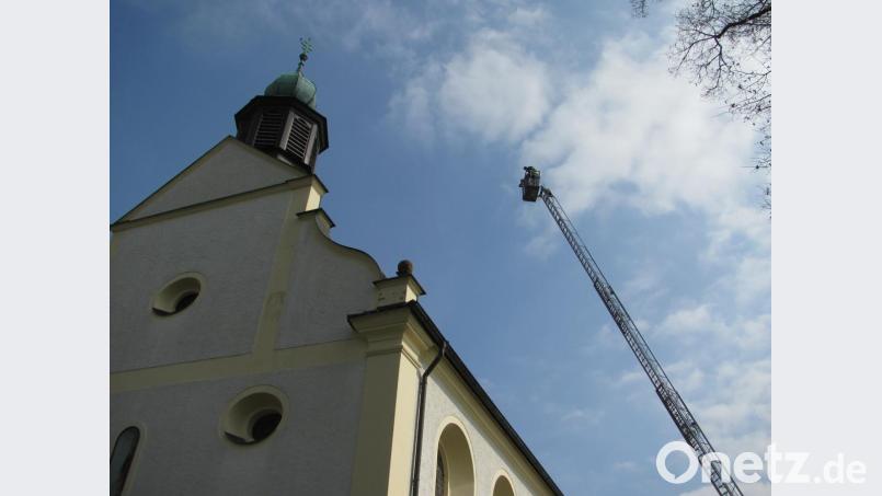 Als schwindelfrei und ohne Höhenangst zeigte sich Harald Puckschamel vom Förderverein St. Moritz als er mit Hilfe der Drehleiter der Weidener Feuerwehr und Brandmeister Michael Wirth das Dach der Moritzkirche in Augenschein nahm. Bild: sei