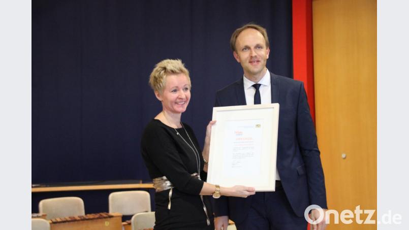 Groß war die Freude bei Rektorin Michaela Bergmann, als ihr Schulrat Stephan Tischner offiziell den Modus-Status für die Grund- und Mittelschule Schnaittenbach verlieh. Bild: ads