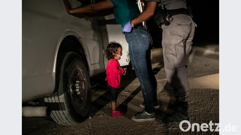 Der Preis ging bei einer Gala am Donnerstagabend in Amsterdam an den Getty-Images-Fotografen John Moore. Sein Foto zeigt die aus Honduras stammende zweijährige Yanela Sanchez und ihre Mutter Sandra Sanchez bei deren Festnahme am 12. Juni 2018. Bild: John Moore/World Press Photo 2019/Getty Images/dpa