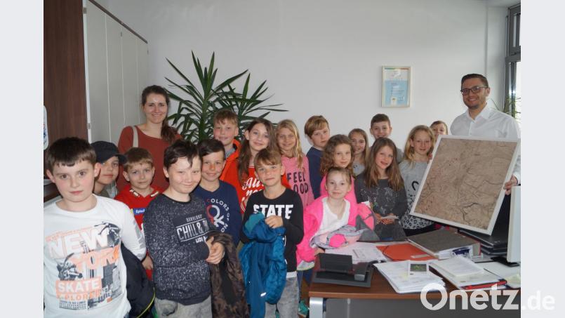Die Viertklässler der Grundschule Schirmitz mit ihrer Heimat- und Sachkundelehrerin Katharina Koch (hinten, links) besuchen bei ihrer Visite im Rathaus auch Bürgermeister Ernst Lenk in seinem Amtszimmer. Bild: du