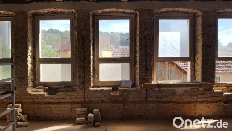 Die Fenster wurden durch neue ersetzt. Die Laibung mit dem leichten Bogen ist geblieben, Bild: exb